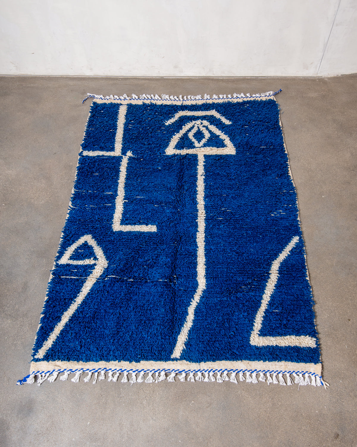 Modern designer handcrafted Berber rug from Morocco. Azilal rug with beautiful colours and patterns. Made of sheep’s wool and colourful cotton.